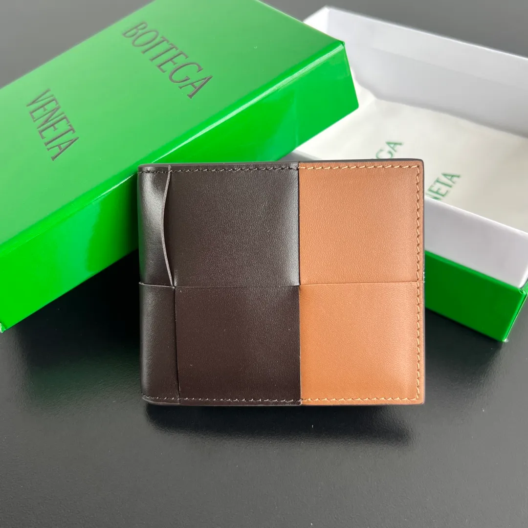 #Bv New large woven plaid double-fold short clip with coin pocket 649605👏 A short clip with a coin pocket. There is a place to put coins and change☄️ Made of original cowhide. It is soft and delicate and makes people want to touch it all the time. It is equipped with 4 card slots, 2 banknote compartments, 2 extra pockets, and 1 coin purse. It is very tasteful and low-key. It is very good in terms of texture and practicality. Highly recommended👍👍 Dimensions: 11x9.5 p600